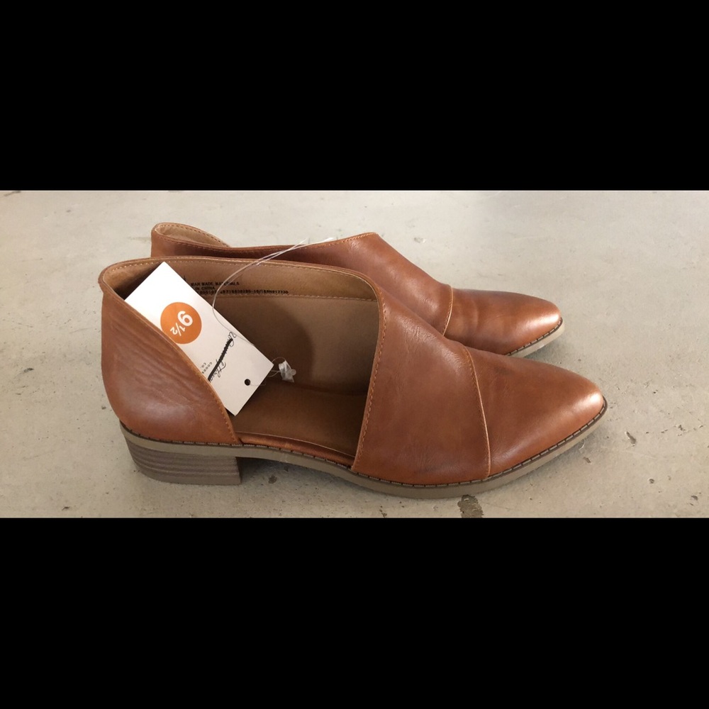 Universal thread shoes. Size 9.5